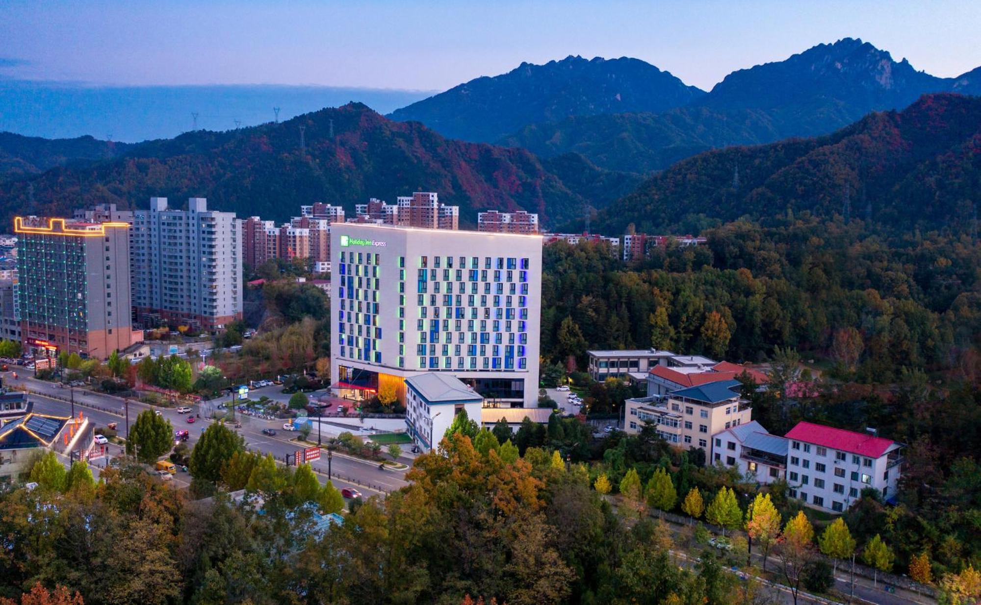 Holiday Inn Express Luanchuan By Ihg Exteriör bild